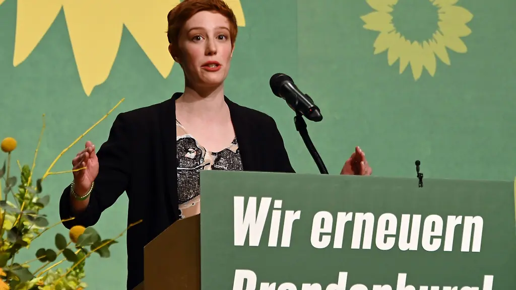 Die-Brandenburger-Gruenen-Landesvorsitzende-Julia-Schmidt-spricht-auf-einem-Landesparteitag