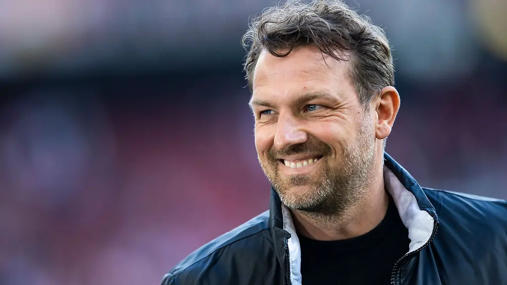 Nuernbergs-neuer-Trainer-Markus-Weinzierl-steht-vor-dem-Spiel-im-Stadion