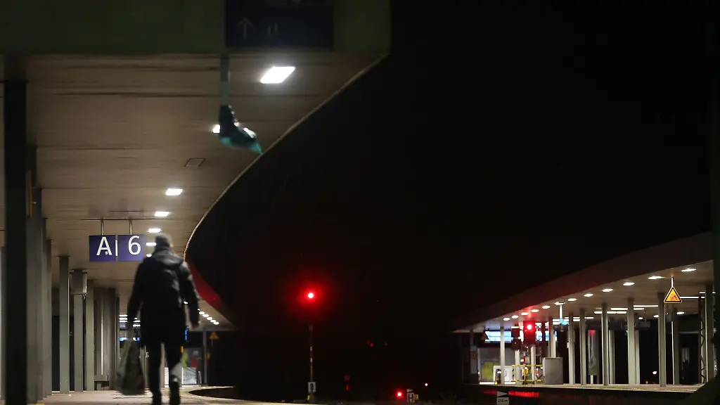 Ein-Fahrgast-geht-ueber-einen-Bahnsteig-am-Duisburger-Hauptbahnhof