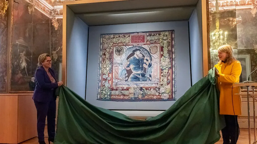 Kulturministerin-Barbara-Klepsch-CDU-l-und-Schlossleiterin-Dominique-Fliegler-enthuellen-den-Wandteppich