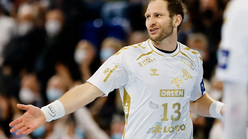 Kiels-Steffen-Weinhold-jubelt-nach-einem-Tor