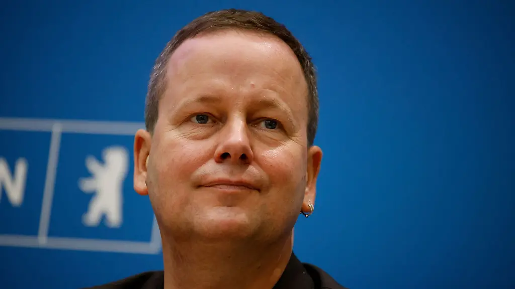 Berlins-Buergermeister-und-Kultursenator-Klaus-Lederer-Linke-nimmt-an-einer-Pressekonferenz-teil