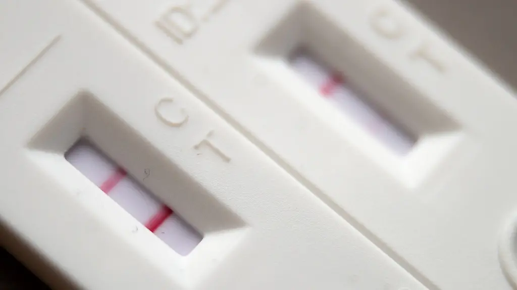 Corona-Schnelltests-mit-positivem-l-und-negativem-Ergebnis