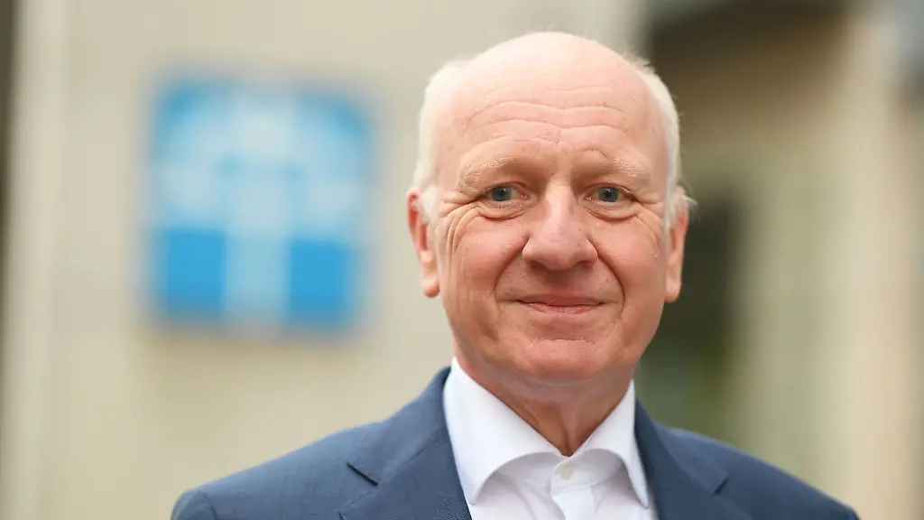 Urs-Keller-Vorstandsvorsitzender-der-Diakonie-Baden-vor-dem-Haus-der-Diakonie-in-Karlsruhe