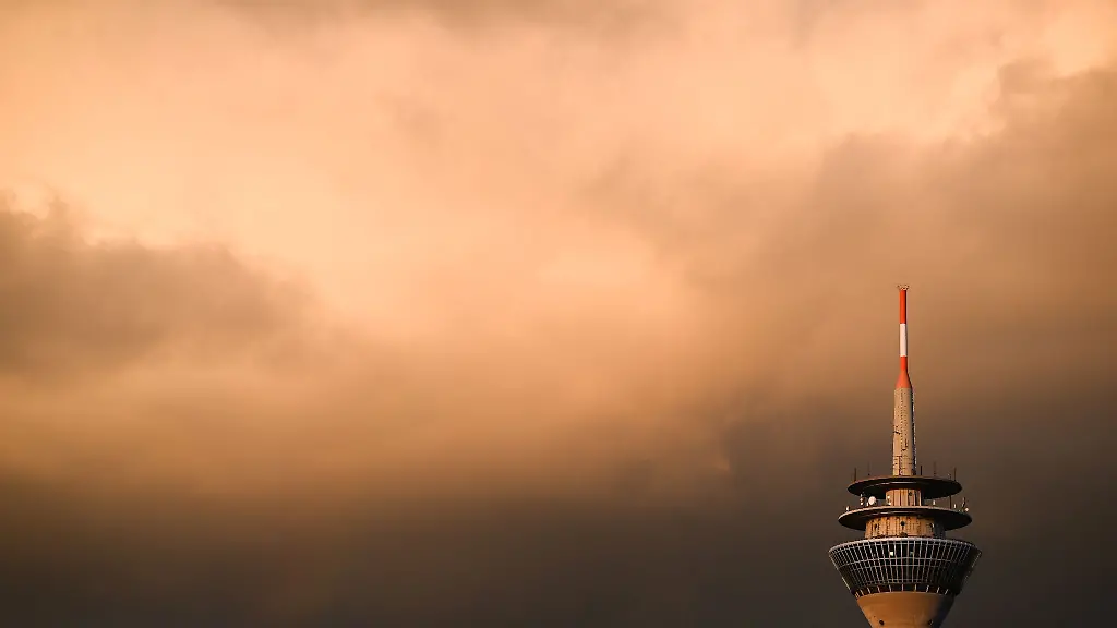Wolken-ziehen-hinter-dem-Rheinturm-vorbei