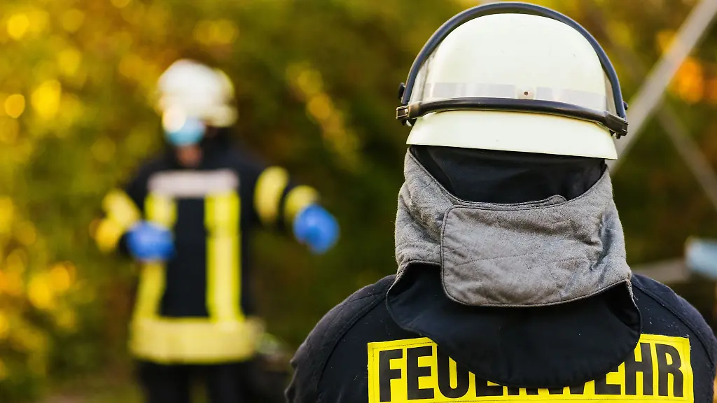 Einsatzkraefte-der-Feuerwehr-in-Schutzkleidung