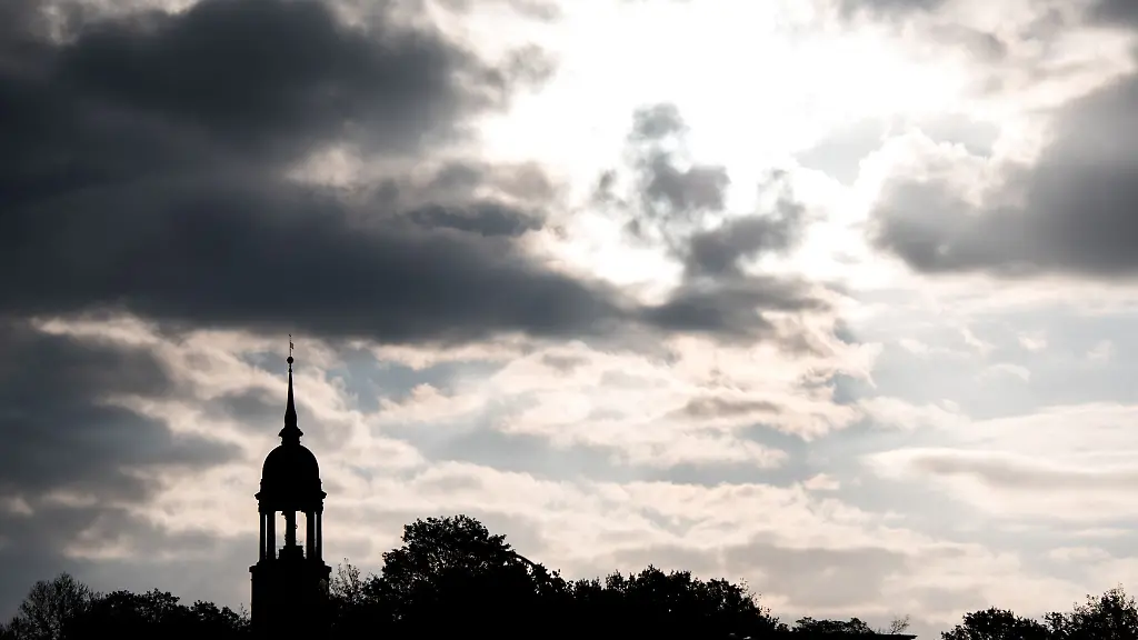 Sonne-und-Wolken-sind-hinter-dem-Turm-der-Hauptkirche-St-Michaelis-Michel-zu-sehen