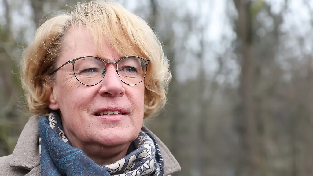 Barbara-Otte-Kinast-steht-auf-dem-Bad-Iburger-Baumwipfelpfad