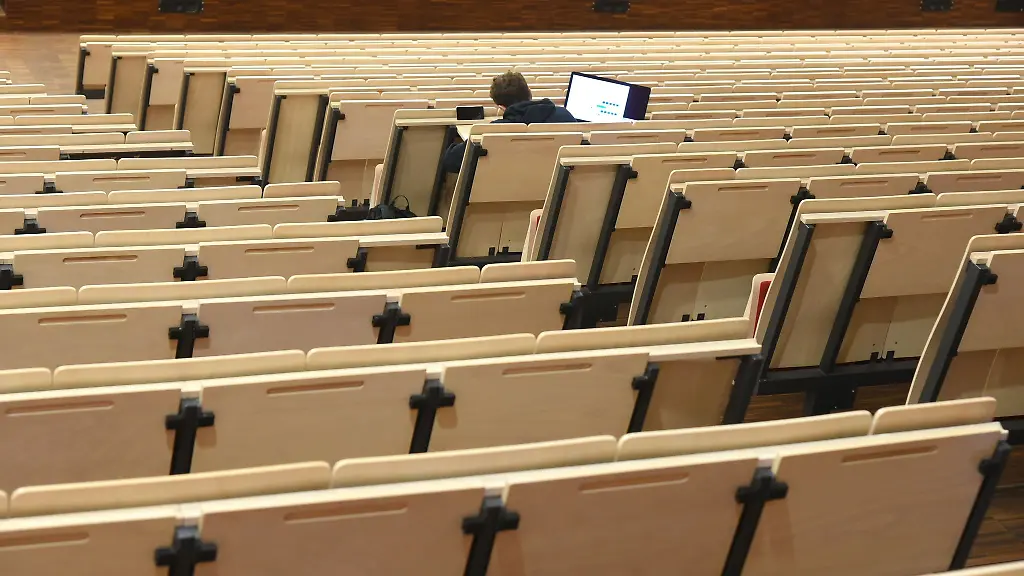 Ein-Informatikstudent-sitzt-bei-einer-digitalen-Vorlesung-allein-im-Auditorium-maximum