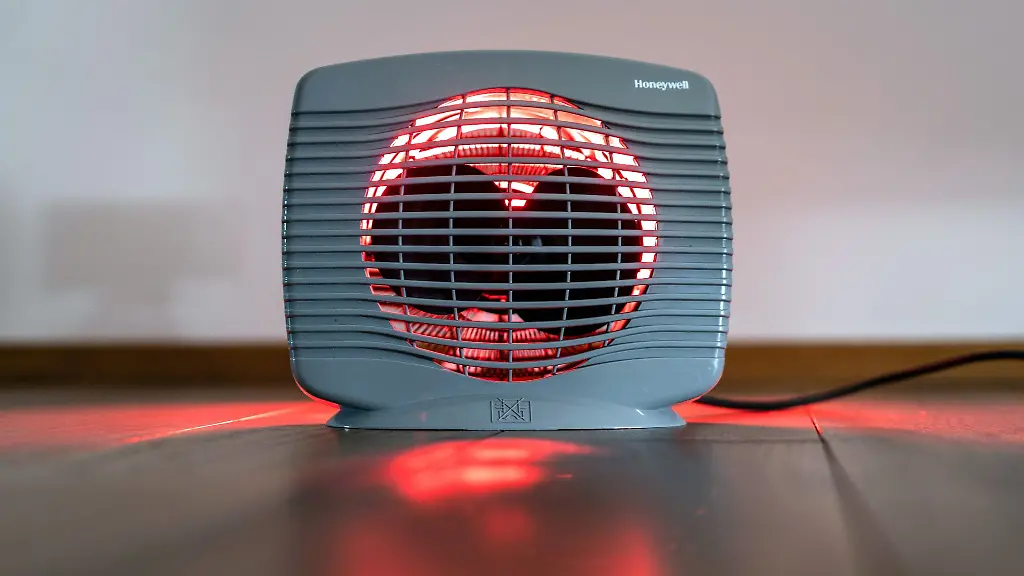 Ein-elektrischer-Heizluefter-steht-in-einem-Wohnraum