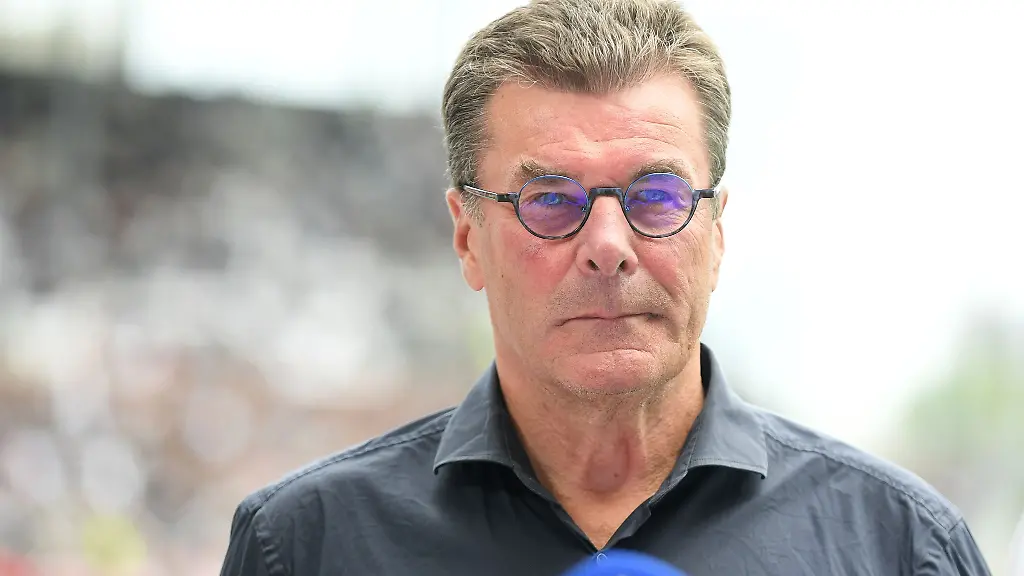 Dieter-Hecking-im-Interview-vor-einem-Spiel