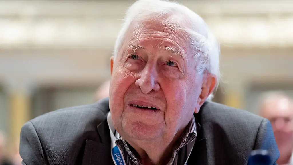 Bernhard-Vogel-frueherer-Ministerpraesident-von-Thueringen-und-Ehrenvorsitzender-der-Partei