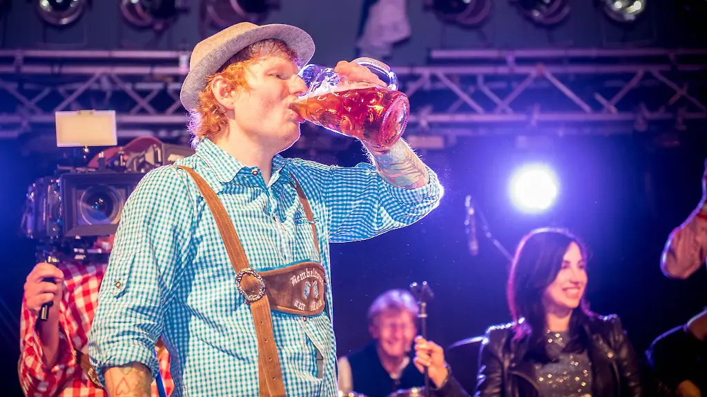 Ed-Sheeran-trinkt-beim-Oktoberfest-in-Frankfurt-aus-einem-Bierkrug