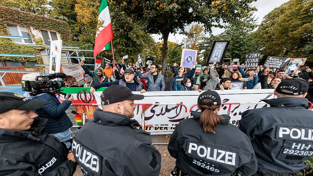 Demonstranten-fordern-am-Tag-der-offenen-Moschee-gegenueber-der-Blauen-Moschee-in-Hamburg-die-Aussetzung-der-Staatsvertraege-mit-der-Schura