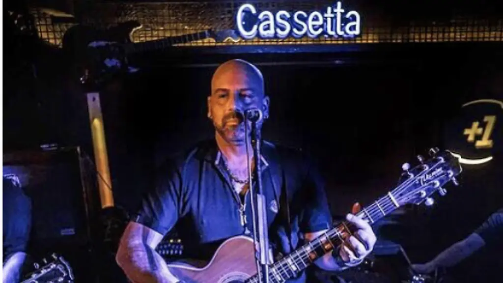 Der-Musiker-Onur-Sener-bei-einem-Auftritt