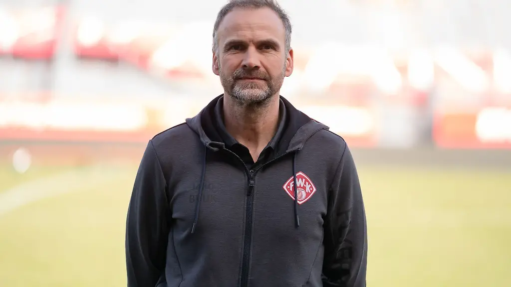 Wuerzburgs-Torwart-Trainer-Marco-Langner-steht-waehrend-eines-Fototermins-in-der-Wuerzburger-Flyeralarm-Arena