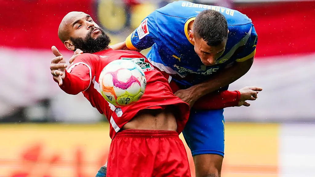 Kaiserslauterns-Terrence-Boyd-l-und-Braunschweigs-Filip-Benkovic-kaempfen-um-den-Ball