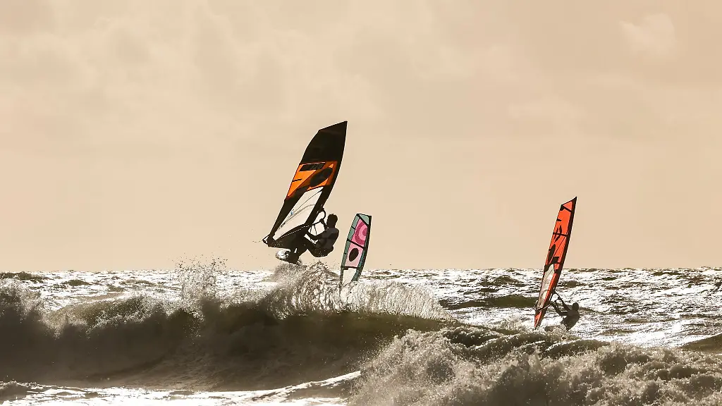 Takara-Ishi-l-Japan-ueberspringt-eine-Welle-waehrend-eines-Wettkampfs-in-der-Disziplin-Wave