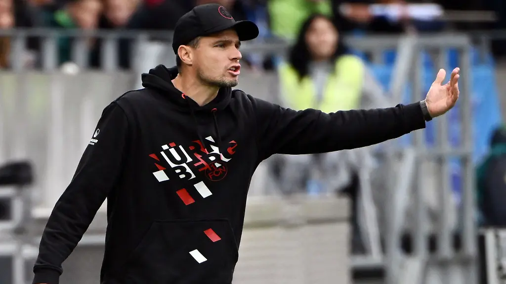 Der-ehemalige-Nuernberger-Trainer-Robert-Klauss-gestikuliert-am-Spielrand