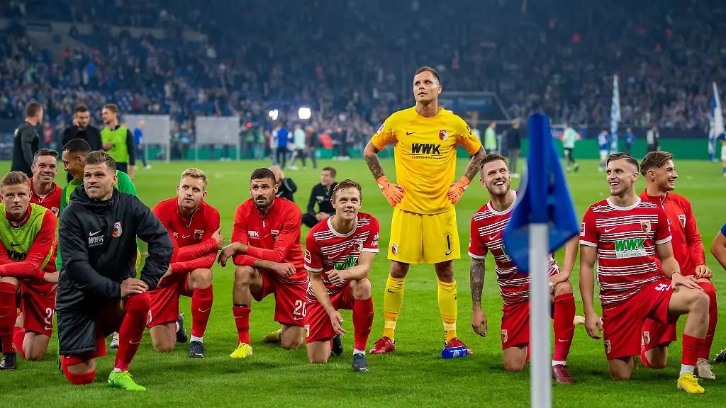 Augsburgs-Torwart-Rafal-Gikiewicz-feiert-vor-den-eigenen-Fans