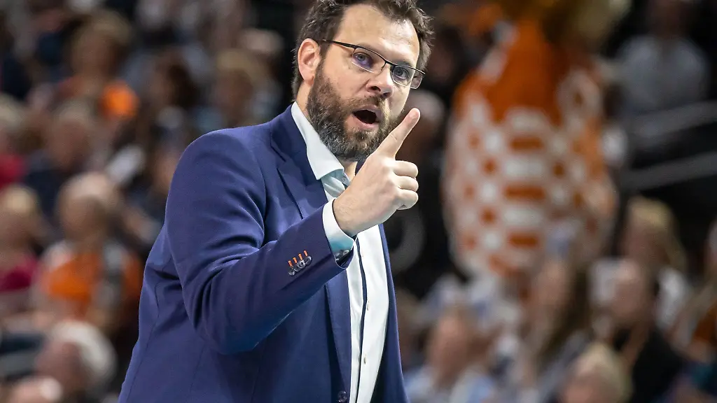 Cedric-Enard-Trainer-der-Berlin-Volleys-streckt-einen-Zeigefinger-nach-oben