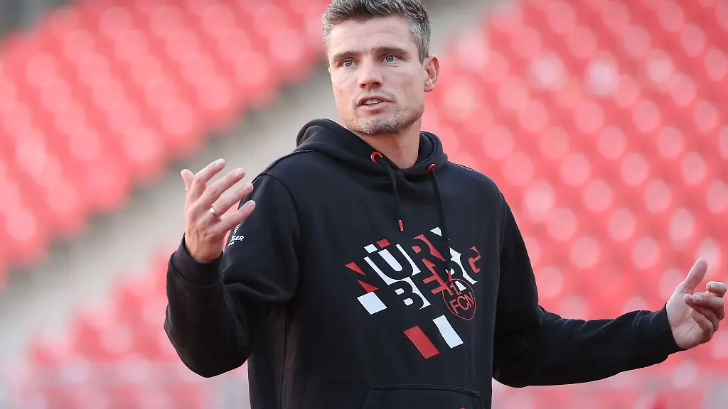 Der-damalige-Nuernberger-Trainer-Robert-Klauss-steht-vor-Spielbeginn-auf-dem-Platz