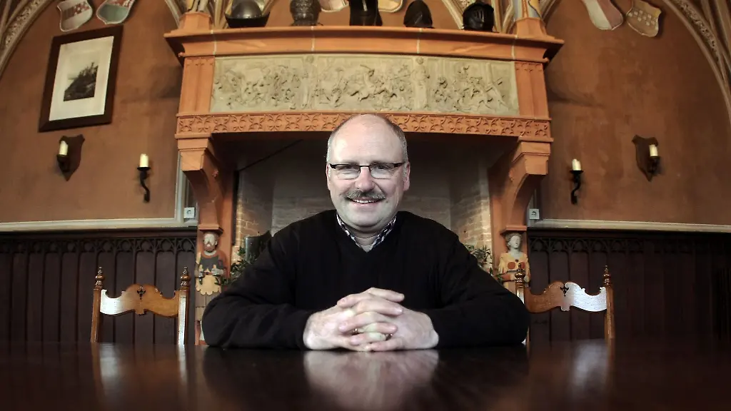 Burgherr-Markus-Hecher-im-Rittersaal-der-Burg-Rheinstein