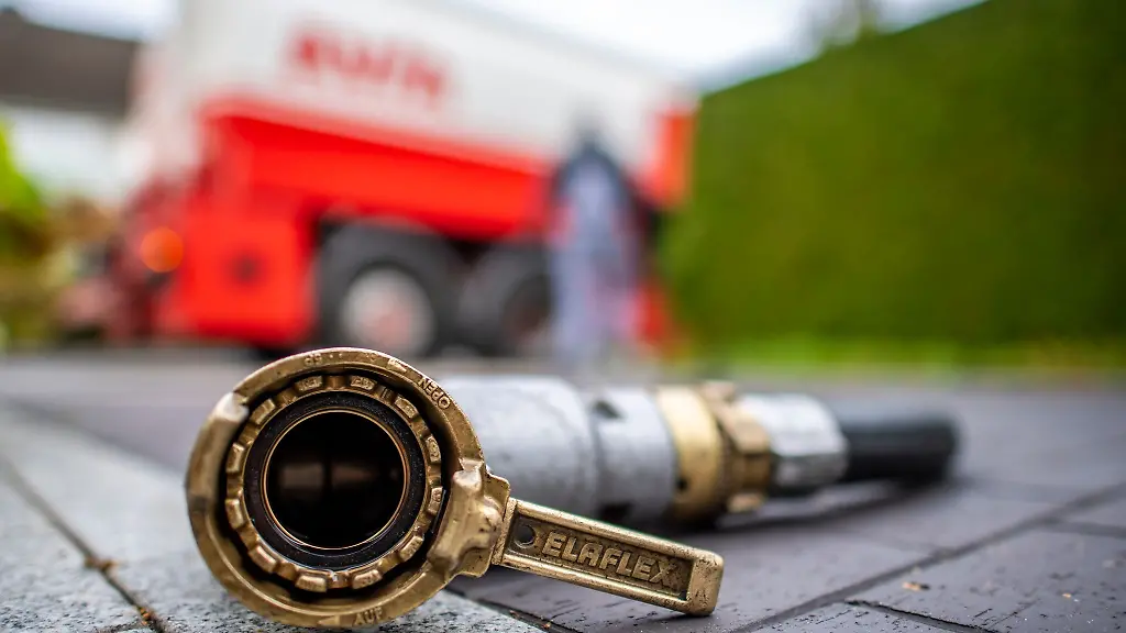 Ein-Schlauch-mit-Stutzen-liegt-fuer-die-Heizoellieferung-in-der-Auffahrt-eines-Kunden