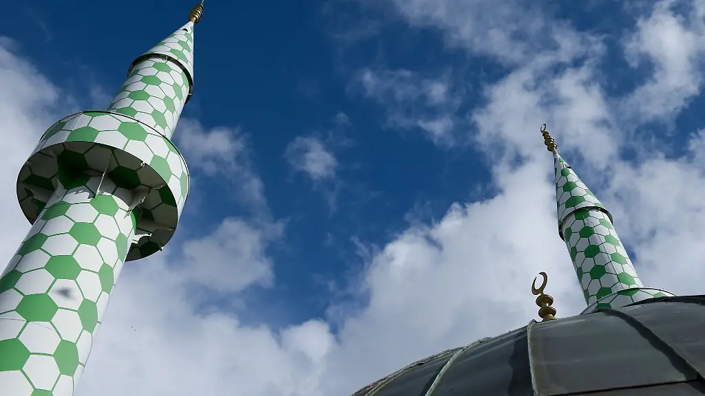 Wolken-ziehen-in-Hamburg-hinter-den-Tuermen-der-Centrum-Moschee-vorbei
