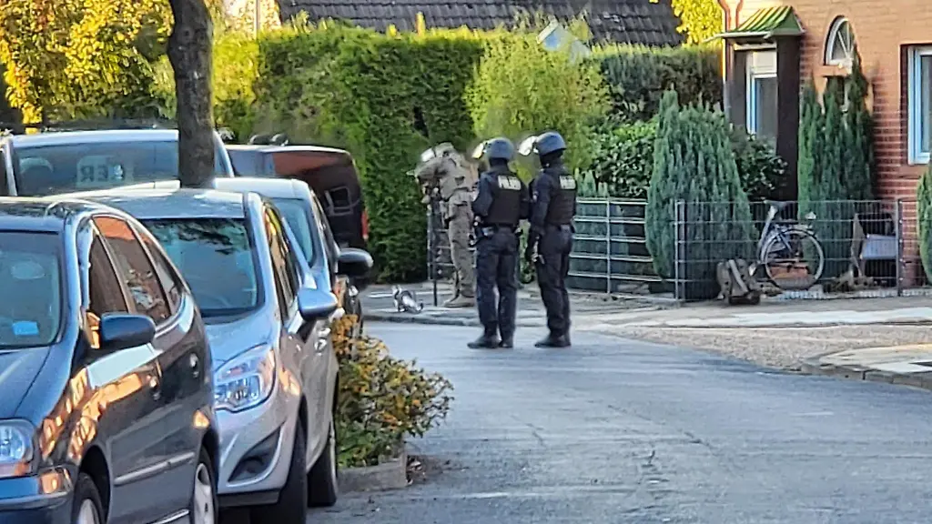Zwei-Polizisten-stehen-auf-einer-abgesperrten-Strasse-in-Nordhorn