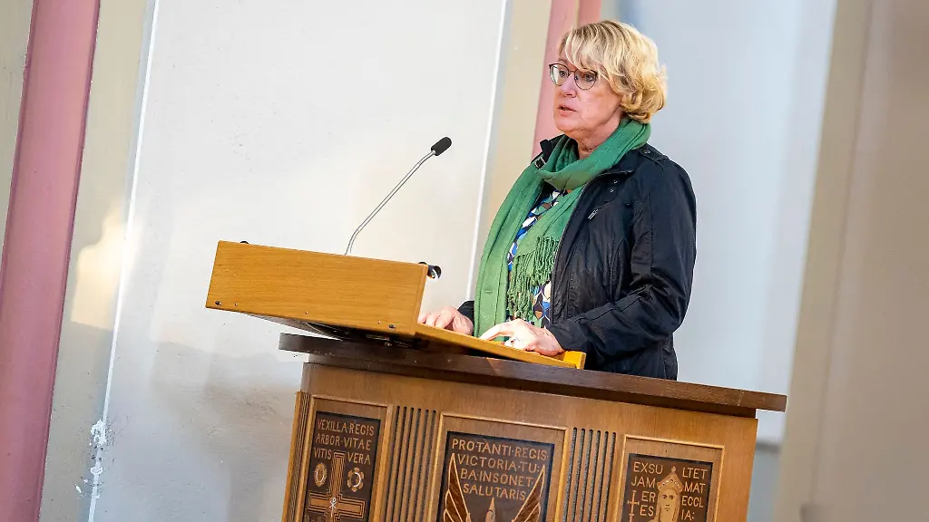 Barbara-Otte-Kinast-CDU-Ministerin-fuer-Landwirtschaft-spricht-beim-8-Landeserntedankfest