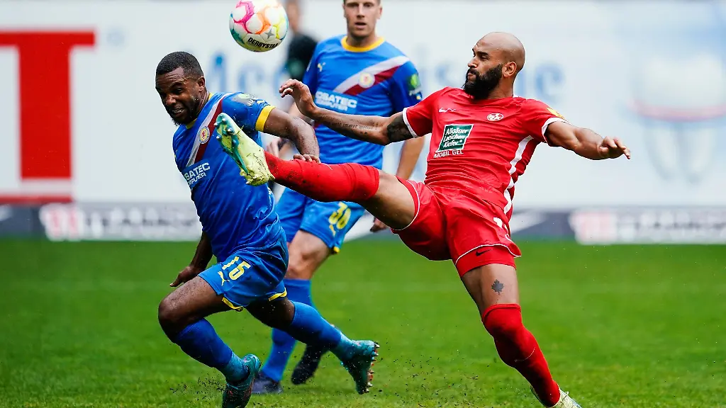 Braunschweigs-Nathan-de-Medina-l-und-Kaiserslauterns-Terrence-Boyd-kaempfen-um-den-Ball