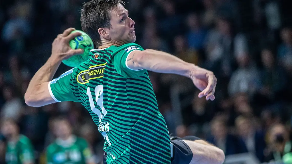 Berlins-Hans-Lindberg-wirft-den-Ball-auf-das-Tor