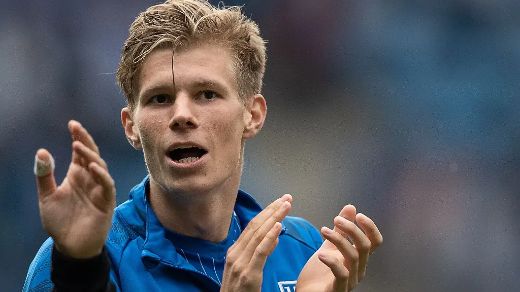 Magdeburgs-Luca-Schuler-klatscht-nach-dem-Spielende