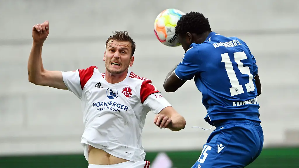 Der-Karlsruher-Stephan-Ambrosius-r-und-der-Nuernberger-Christoph-Daferner-kaempfen-um-den-Ball