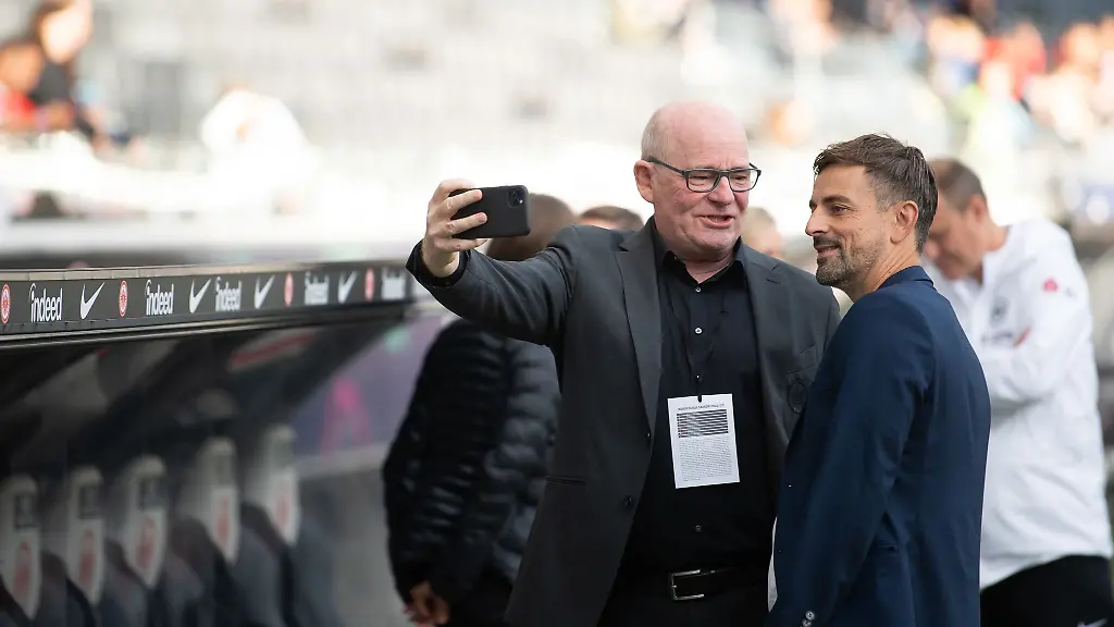 Eintracht-Frankfurts-Trainer-Niko-Arnautis-r-schaut-in-die-Handykamera