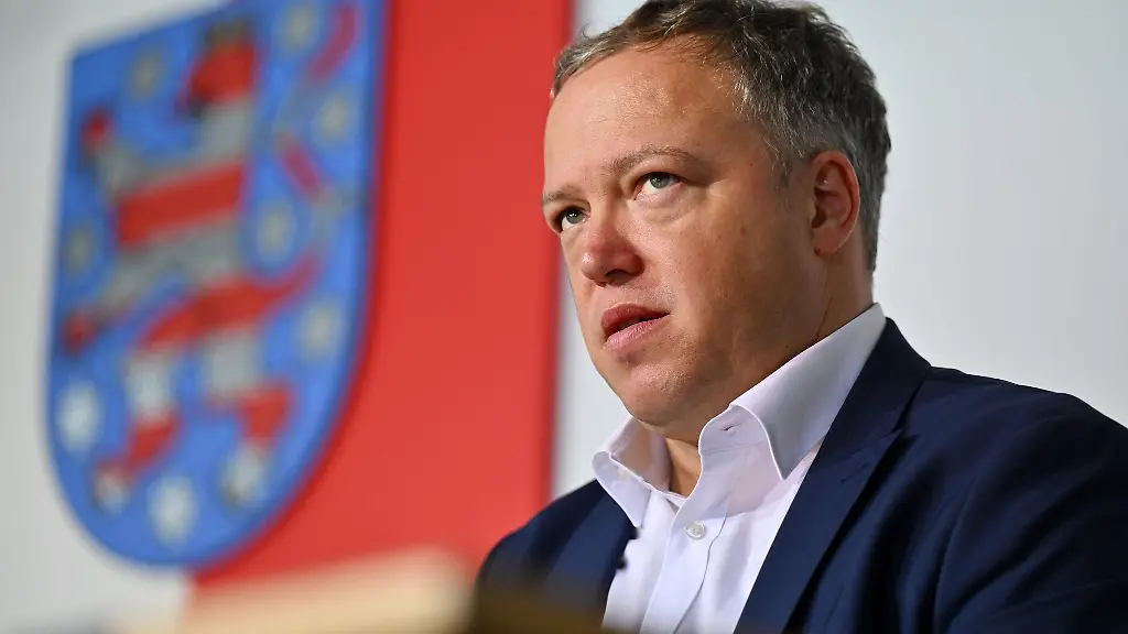 Mario-Voigt-CDU-Fraktionsvorsitzender-im-Landtag-waehrend-einer-Landespressekonferenz-im-Landtag