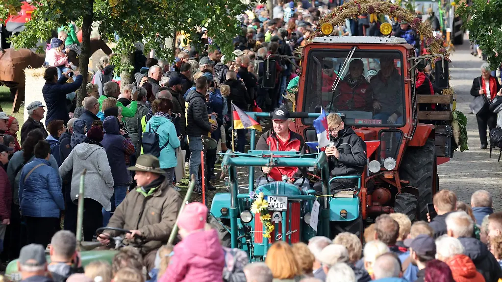 Beim-grossen-Festumzug-des-Landeserntedankfestes-ziehen-die-Teilnehmer-durch-die-Strassen
