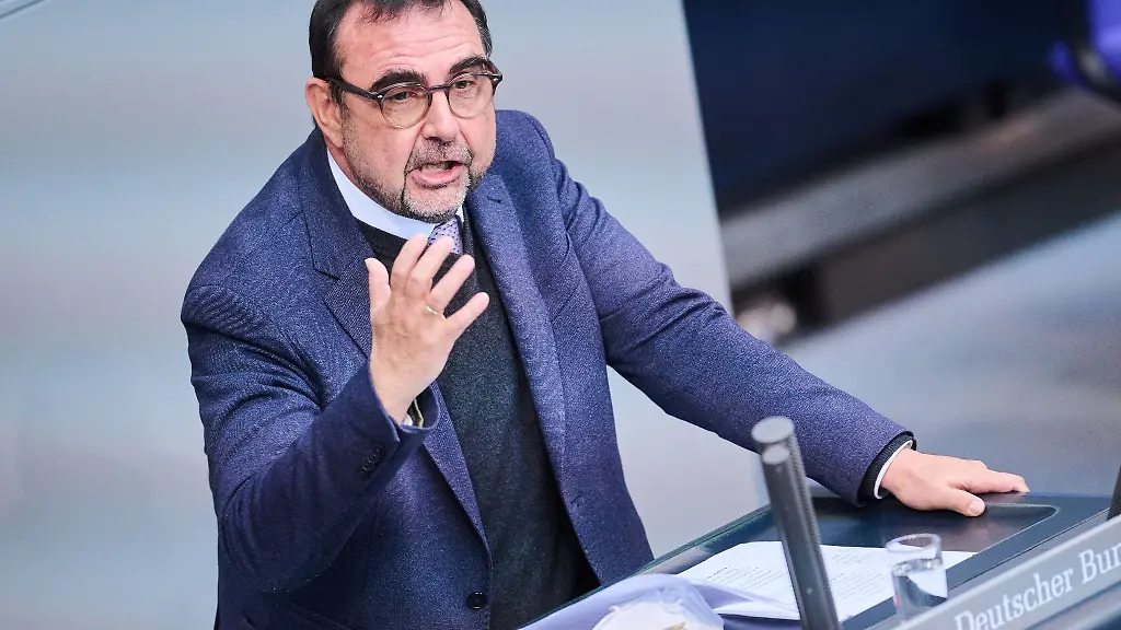 Klaus-Holetschek-CSU-Bayerischer-Staatsminister-fuer-Gesundheit-und-Pflege-spricht-im-Bundestag