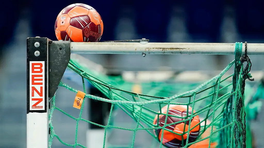 Spielbaelle-liegen-im-Netz-eines-Handball-Tors