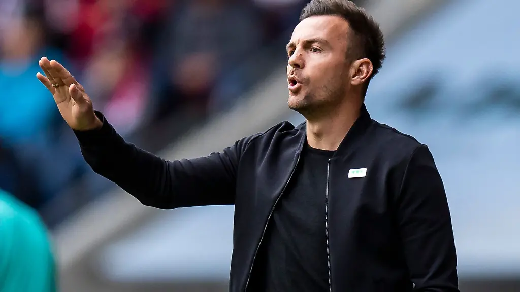Augsburgs-Trainer-Enrico-Maassen-gestikuliert