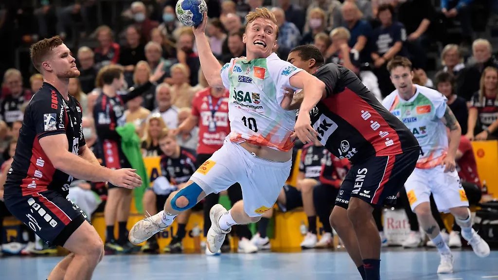 Flensburgs-Johannes-Golla-l-und-Mads-Mensah-Larsen-r-versuchen-Magdeburgs-Gigli-Kristjansson-am-Wurf-zu-hindern