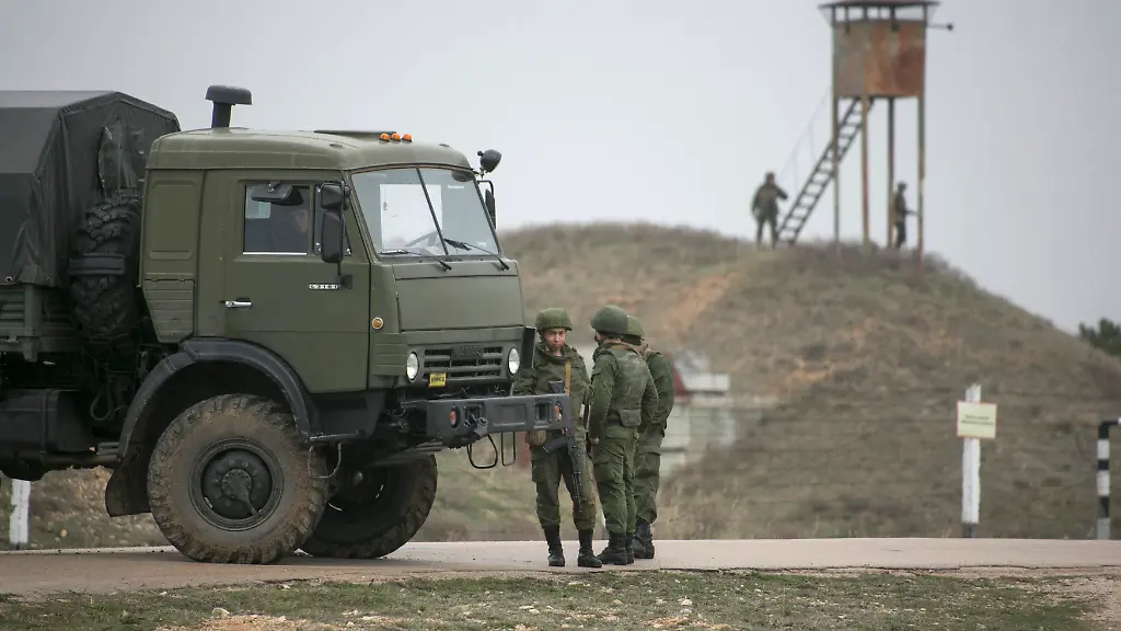 2014-03-04T120000Z-799409481-GM1EA341T4R01-RTRMADP-3-UKRAINE-CRISIS-CRIMEA