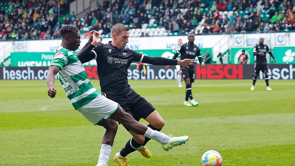 Der-Fuerther-Dickson-Abiama-l-und-der-Sandhausener-Arne-Sicker-r-in-Aktion