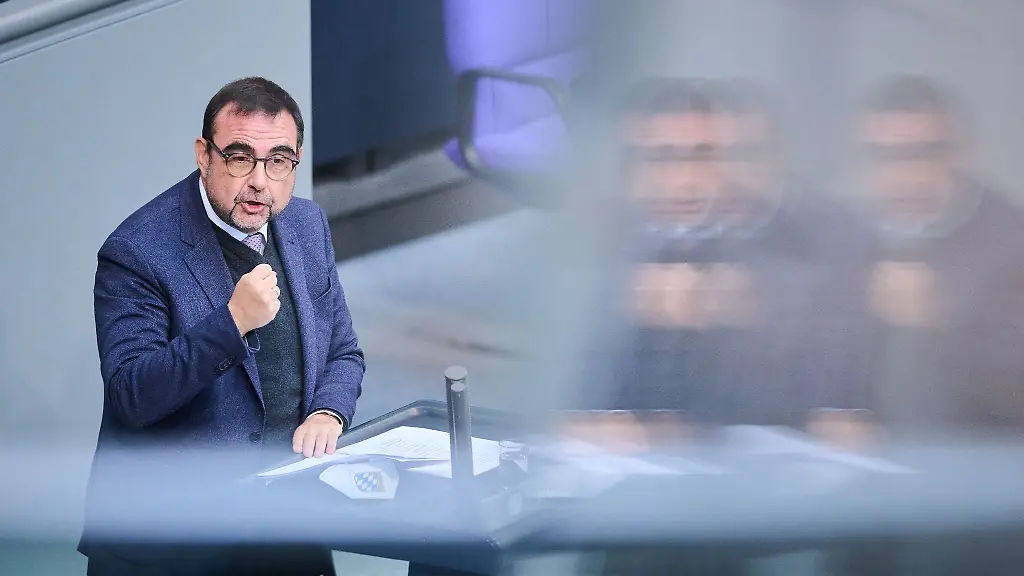 Klaus-Holetschek-Bayrischer-Staatsminister-fuer-Gesundheit-und-Pflege