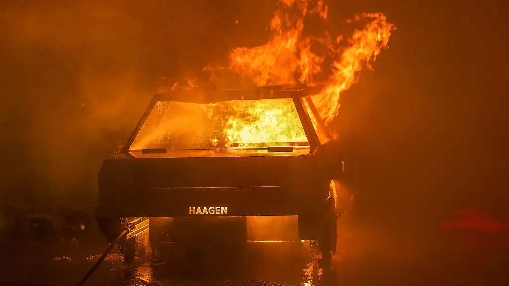 Ein-brennendes-Fahrzeug-steht-auf-einer-Strasse