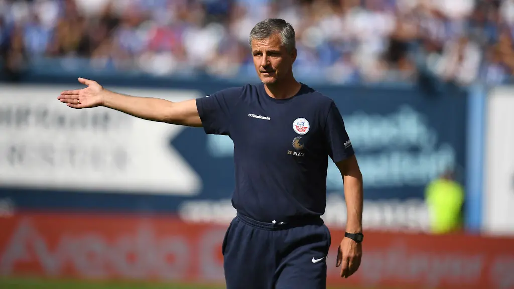 Rostocks-Trainer-Jens-Haertel-gestikuliert-am-Spielfeldrand