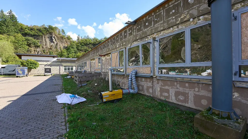 Trocknungsgeraete-stehen-an-den-Aussenwaenden-der-Realschule-plus-in-Altenburg