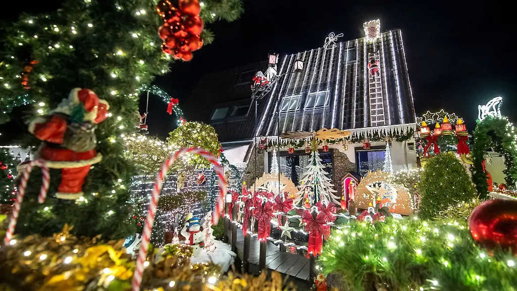 Ein-weihnachtlich-geschmuecktes-Haus-leuchtet-im-Dunklen