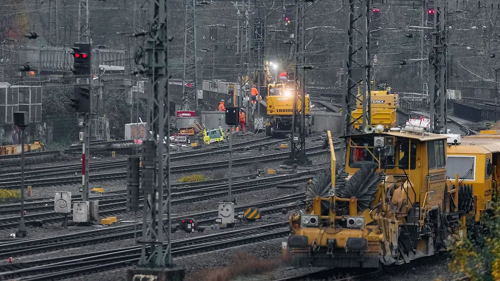 Arbeiter-werden-auf-gesperrten-Bahngleisen-ausgefuehrt